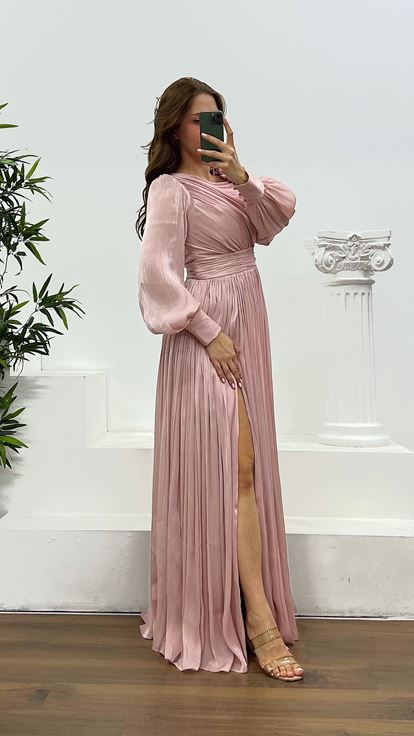 Vestido de noche de gasa rosa empolvado con detalle floral y hombros descubiertos  talla grande