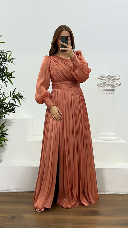 Abendkleid aus Chiffon in Übergröße mit Zwiebelschalenmuster  Blumenapplikationen an den Schultern