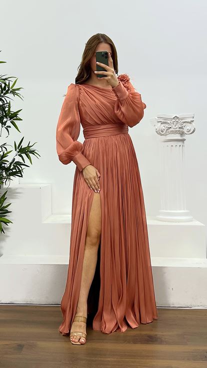 Abendkleid aus Chiffon in Übergröße mit Zwiebelschalenmuster  Blumenapplikationen an den Schultern