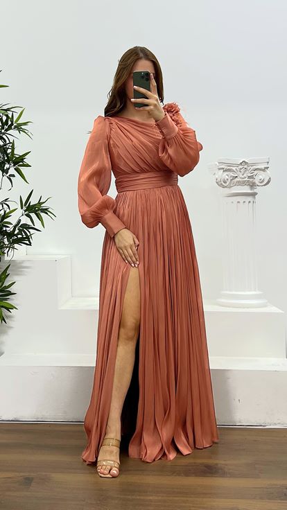 Abendkleid aus Chiffon in Übergröße mit Zwiebelschalenmuster  Blumenapplikationen an den Schultern