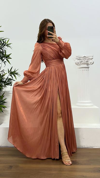 Abendkleid aus Chiffon in Übergröße mit Zwiebelschalenmuster  Blumenapplikationen an den Schultern