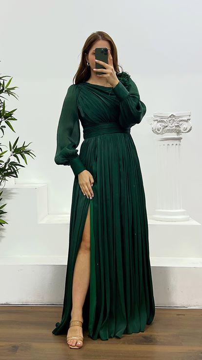 فستان سهرة شيفون بمقاسات كبيرة مزين بزهور على الكتفين باللون الأخضر، مصنوع من الشيفون 