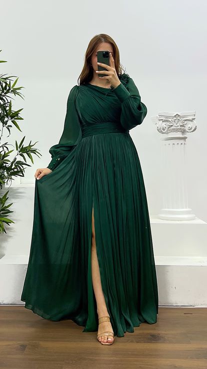 فستان سهرة شيفون بمقاسات كبيرة مزين بزهور على الكتفين باللون الأخضر، مصنوع من الشيفون 