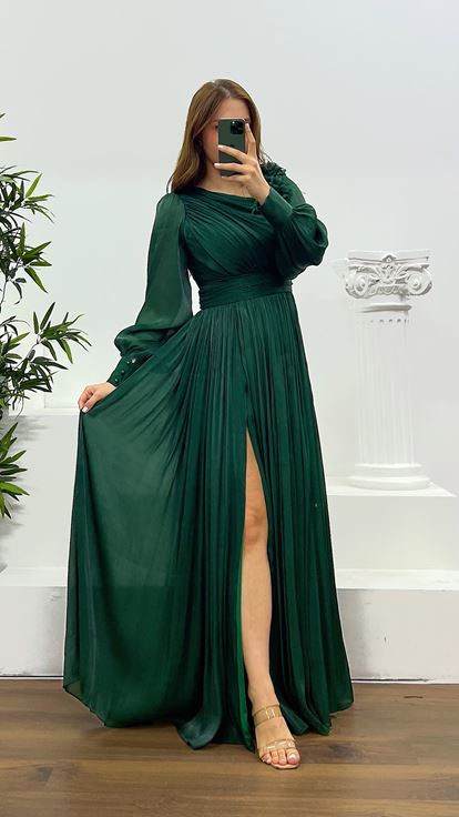 فستان سهرة شيفون بمقاسات كبيرة مزين بزهور على الكتفين باللون الأخضر، مصنوع من الشيفون 