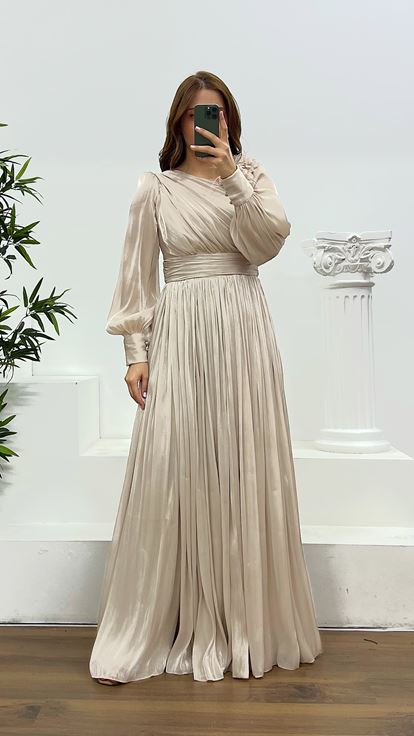 فستان سهرة شيفون بمقاسات كبيرة مزين بتفاصيل زهور على الكتفين، مصنوع من الشيفون 