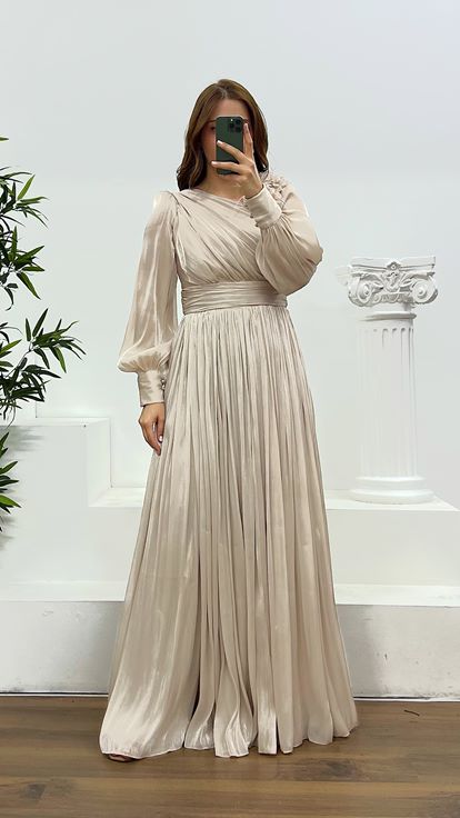 فستان سهرة شيفون بمقاسات كبيرة مزين بتفاصيل زهور على الكتفين، مصنوع من الشيفون 