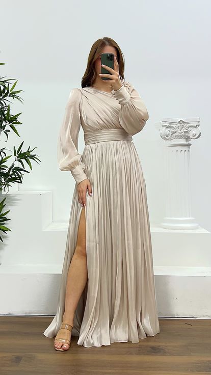 فستان سهرة شيفون بمقاسات كبيرة مزين بتفاصيل زهور على الكتفين، مصنوع من الشيفون 