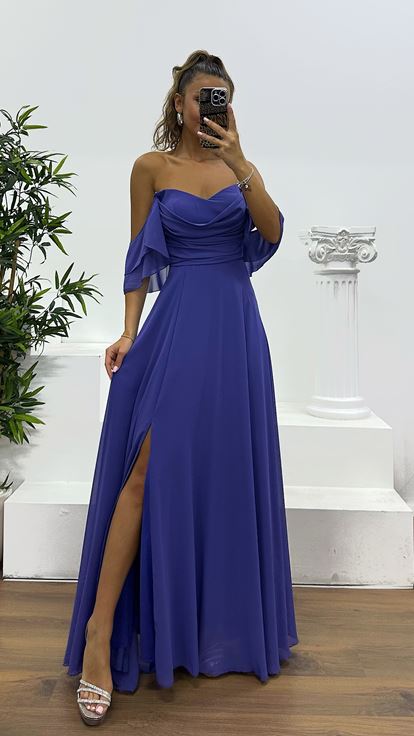 Abito da sera in chiffon drappeggiato viola sul petto