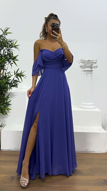 Abito da sera in chiffon drappeggiato viola sul petto