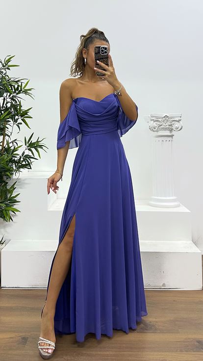 Abito da sera in chiffon drappeggiato viola sul petto