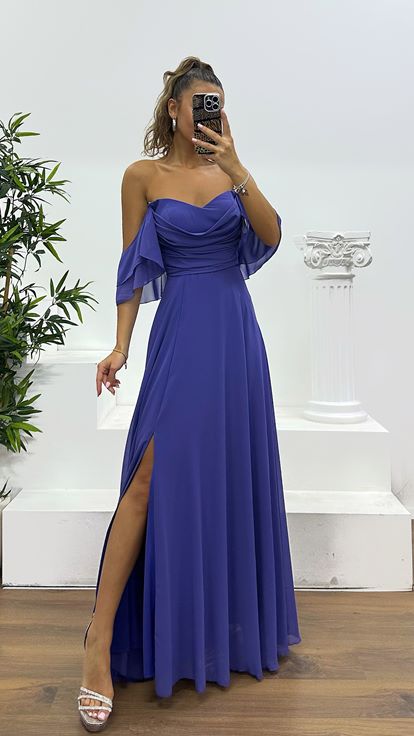 Abito da sera in chiffon drappeggiato viola sul petto