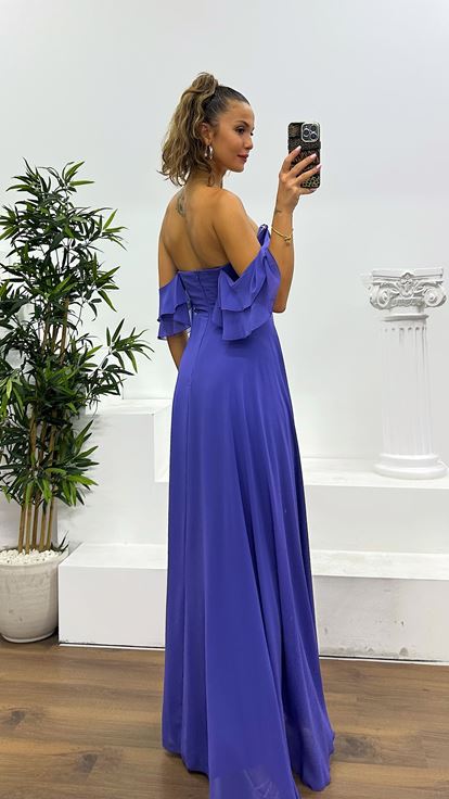 Abito da sera in chiffon drappeggiato viola sul petto