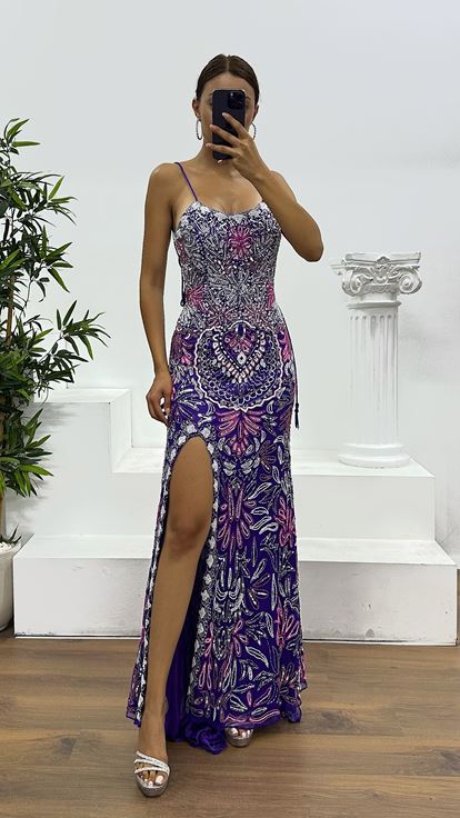 Abito da sera viola con spalline sottili e lacci  ricamato a mano 