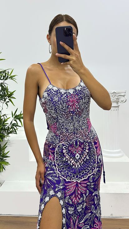 Abito da sera viola con spalline sottili e lacci  ricamato a mano 