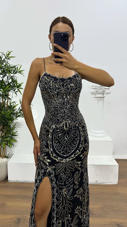 Abito da sera nero con spalline sottili e lacci  ricamato a mano 