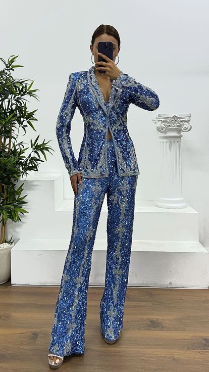 Abito da sera blu ricamato a mano  firmato da stilista 