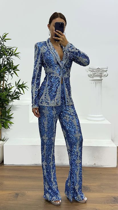 Abito da sera blu ricamato a mano  firmato da stilista 