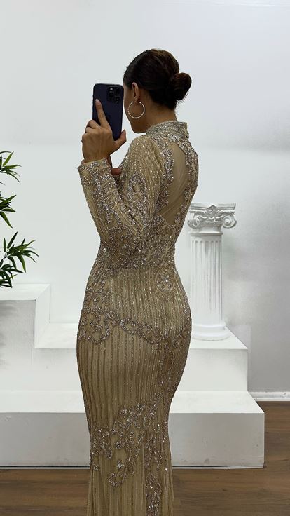 Abito da sera color crema trasparente con ricami speciali realizzati a mano 