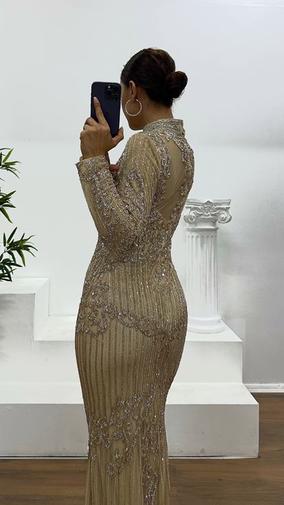 Abito da sera color crema trasparente con ricami speciali realizzati a mano 