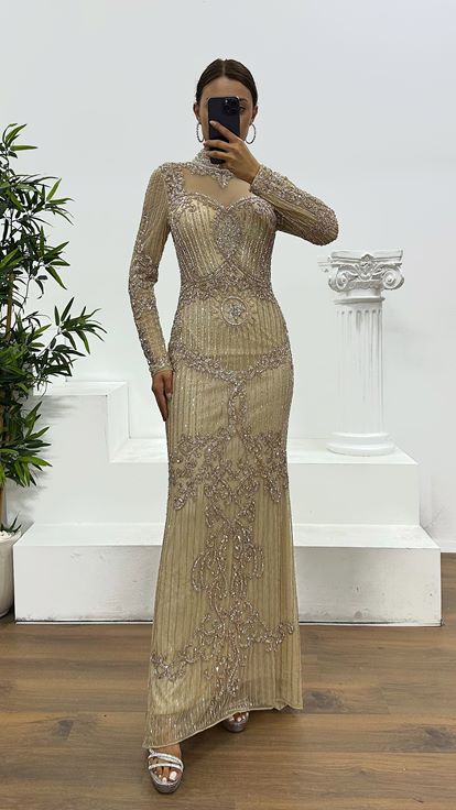 Abito da sera color crema trasparente con ricami speciali realizzati a mano 