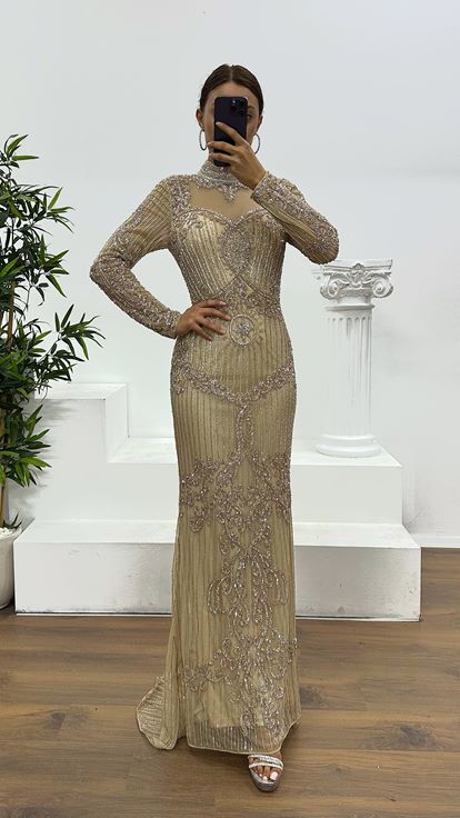 Abito da sera color crema trasparente con ricami speciali realizzati a mano 