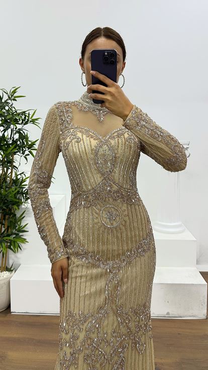 Abito da sera color crema trasparente con ricami speciali realizzati a mano 