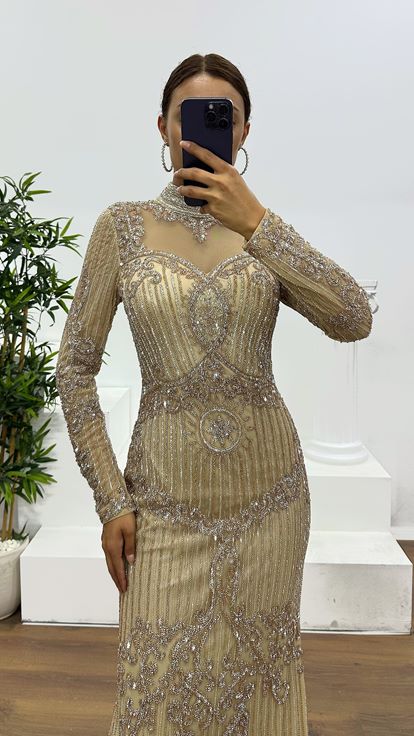 Abito da sera color crema trasparente con ricami speciali realizzati a mano 