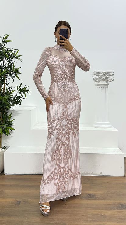 Abito da sera rosa trasparente con dettagli speciali ricamati a mano 