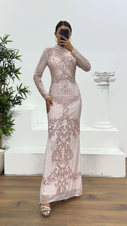 Abito da sera rosa trasparente con dettagli speciali ricamati a mano 