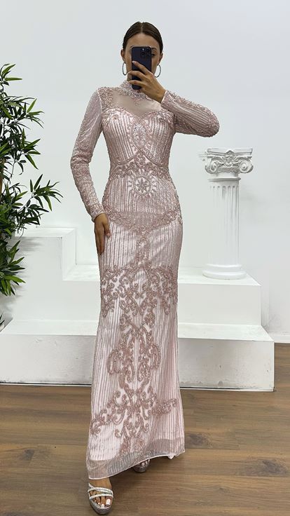 Abito da sera rosa trasparente con dettagli speciali ricamati a mano 
