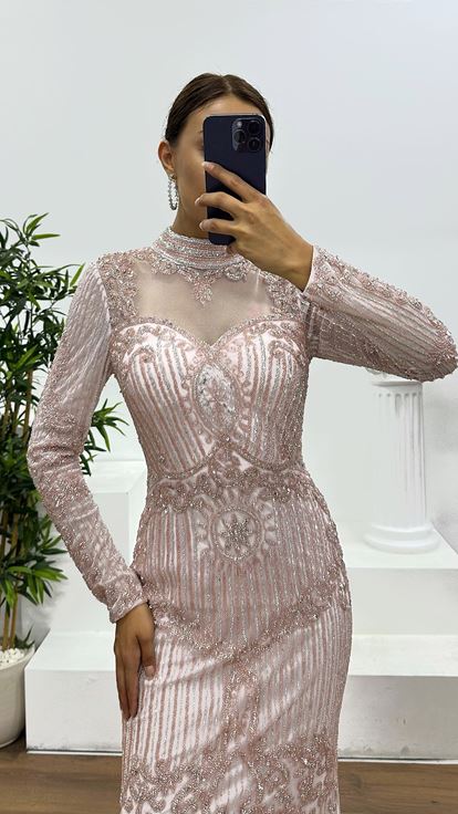 Abito da sera rosa trasparente con dettagli speciali ricamati a mano 