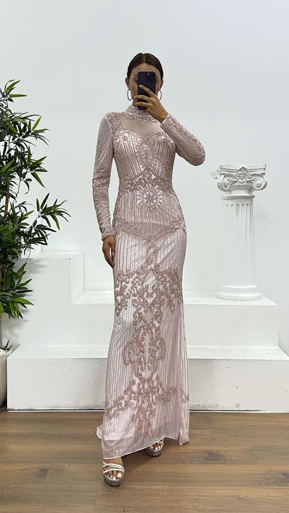 Abito da sera rosa trasparente con dettagli speciali ricamati a mano 