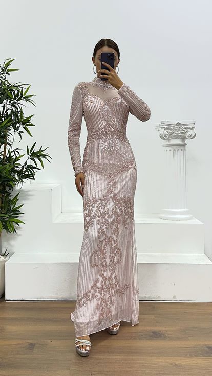 Abito da sera rosa trasparente con dettagli speciali ricamati a mano 