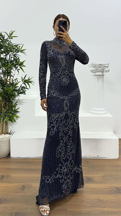 Abito da sera blu navy con dettagli trasparenti e ricami speciali realizzati a mano 