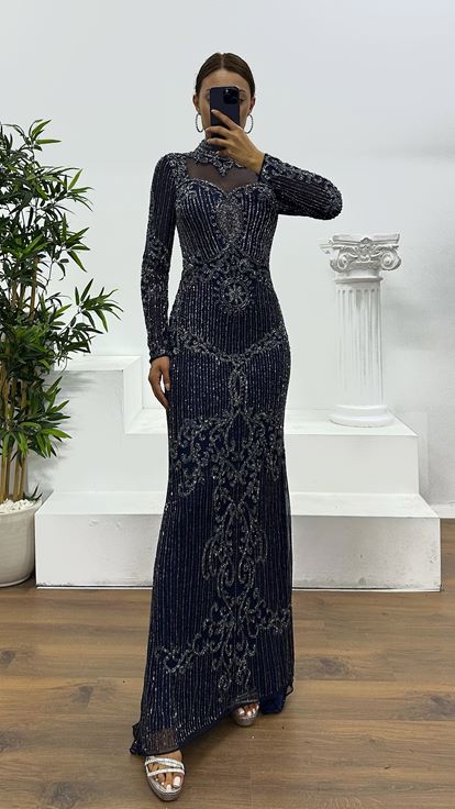 Abito da sera blu navy con dettagli trasparenti e ricami speciali realizzati a mano 