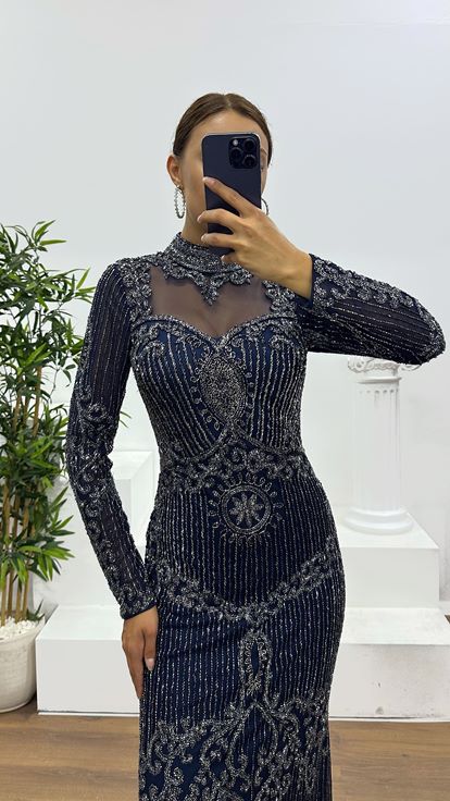 Abito da sera blu navy con dettagli trasparenti e ricami speciali realizzati a mano 