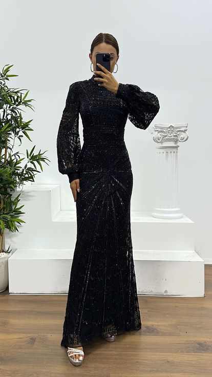 Robe de soirée noire à manches longues brodée à la main sur mesure