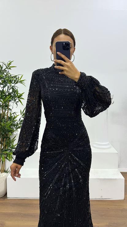 Robe de soirée noire à manches longues brodée à la main sur mesure