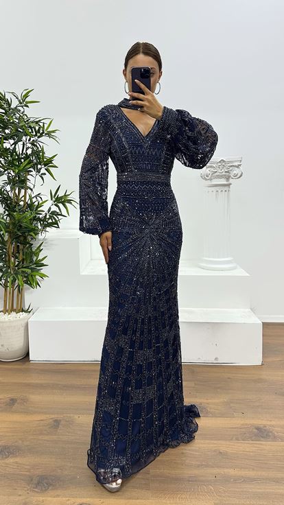 فستان سهرة مطرز يدويًا باللون الأزرق الداكن بياقة على شكل حرف V