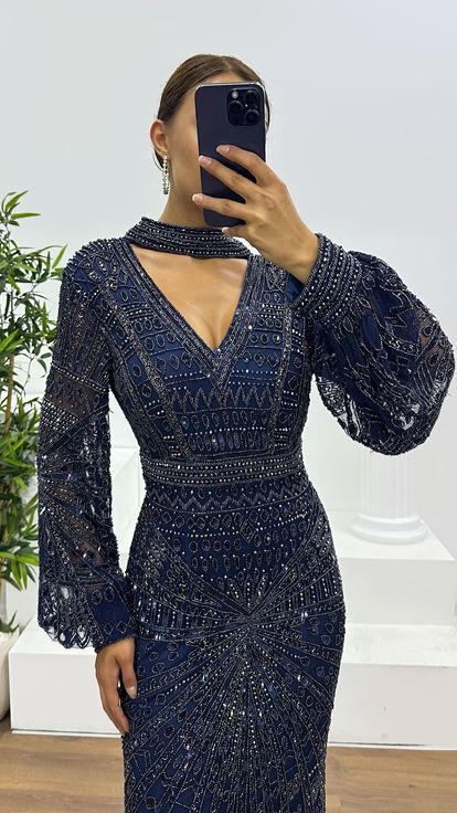 فستان سهرة مطرز يدويًا باللون الأزرق الداكن بياقة على شكل حرف V