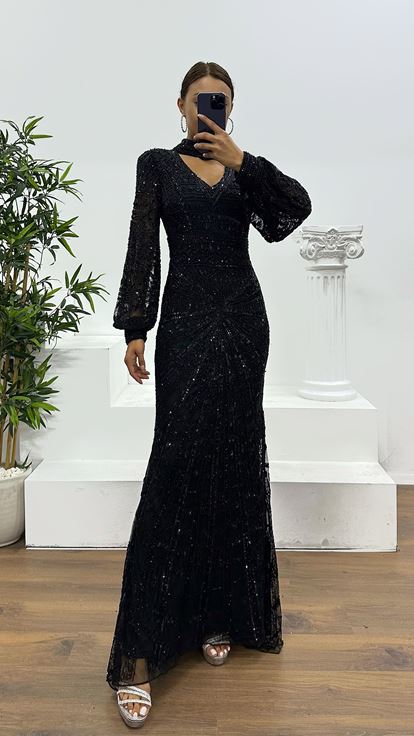Abito da sera nero con scollo a V e ricami speciali realizzati a mano 