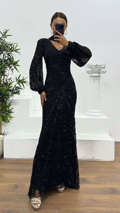 Abito da sera nero con scollo a V e ricami speciali realizzati a mano 