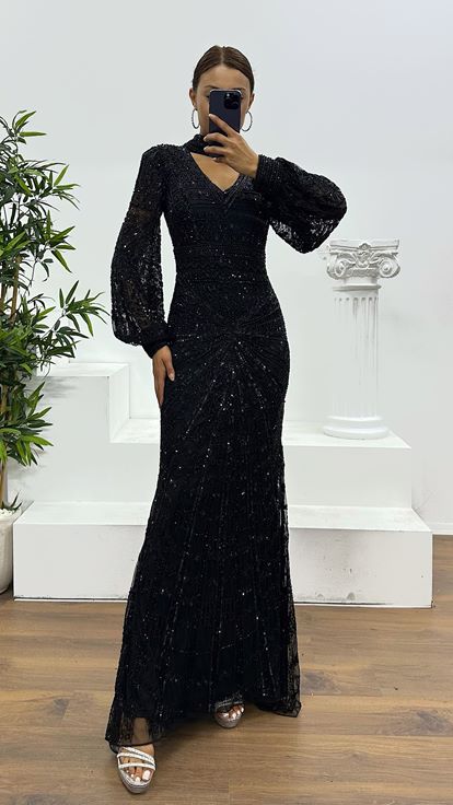 Abito da sera nero con scollo a V e ricami speciali realizzati a mano 