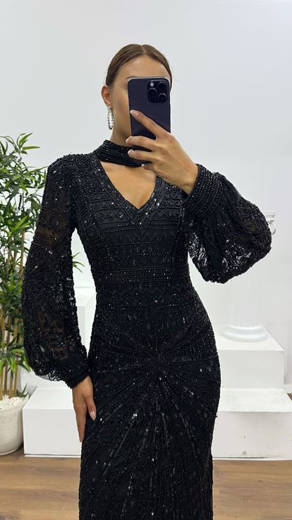 Abito da sera nero con scollo a V e ricami speciali realizzati a mano 