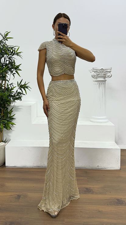 Completo gonna color crema con ricami a mano