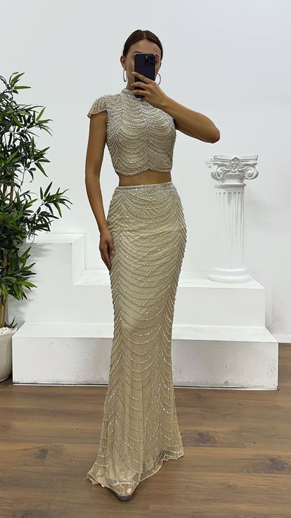 Completo gonna color crema con ricami a mano