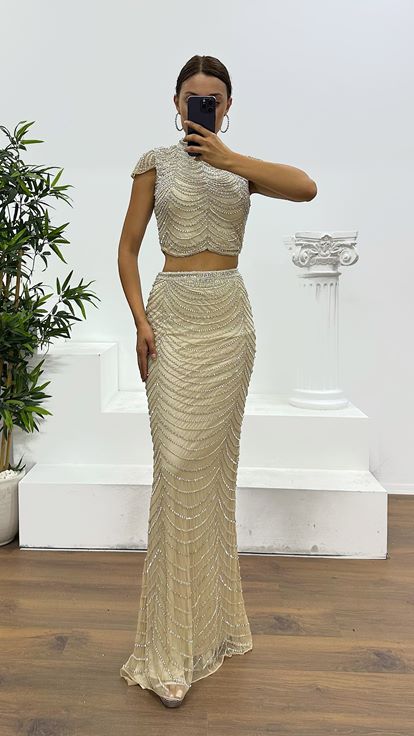 Completo gonna color crema con ricami a mano