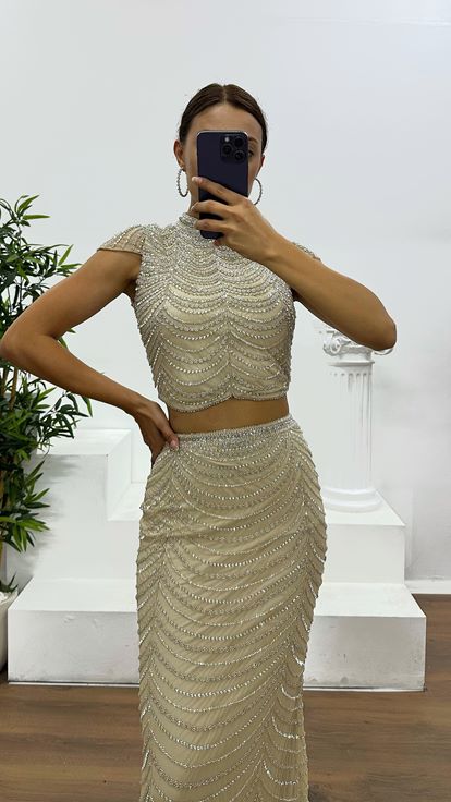 Completo gonna color crema con ricami a mano