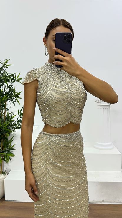 Completo gonna color crema con ricami a mano