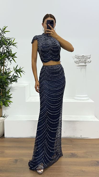 Completo gonna blu navy personalizzato con ricami a mano